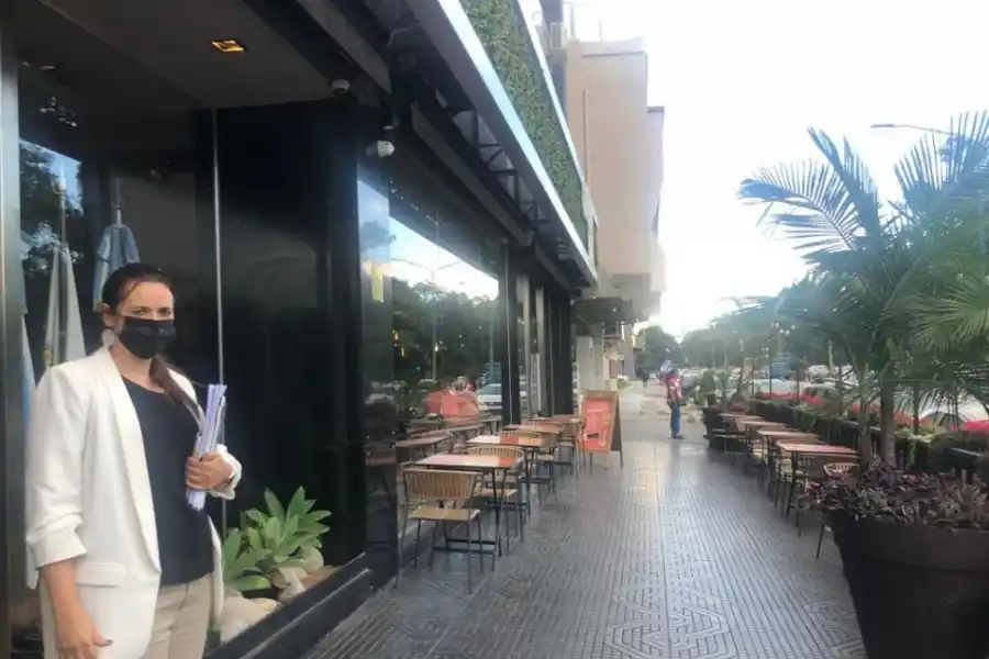 AL AIRE LIBRE. la vereda, otro espacio frente al parque.