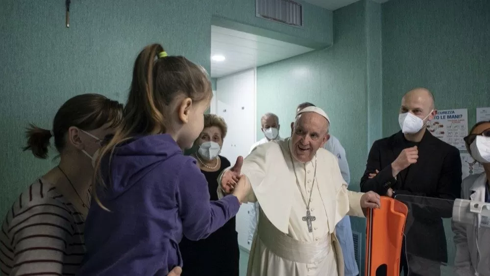 GUERRA RUSIA-UCRANIA. El papa Francisco vistió a niños refugiados en un hospital de Roma. Foto tomada de: vaticannews.com