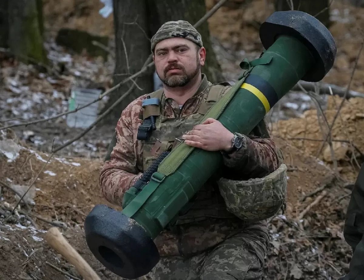 Un soldado ucraniano sostiene un sistema de misiles Javelin en una posición en la línea del frente en la región norte de Kiev el 13 de marzo de 2022 (REUTERS
