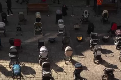 Conmovedora protesta: cochecitos vacíos por los niños muertos en Ucrania