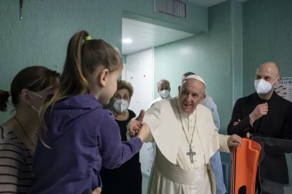 El papa Francisco visitó a niños ucranianos en un hospital de Roma