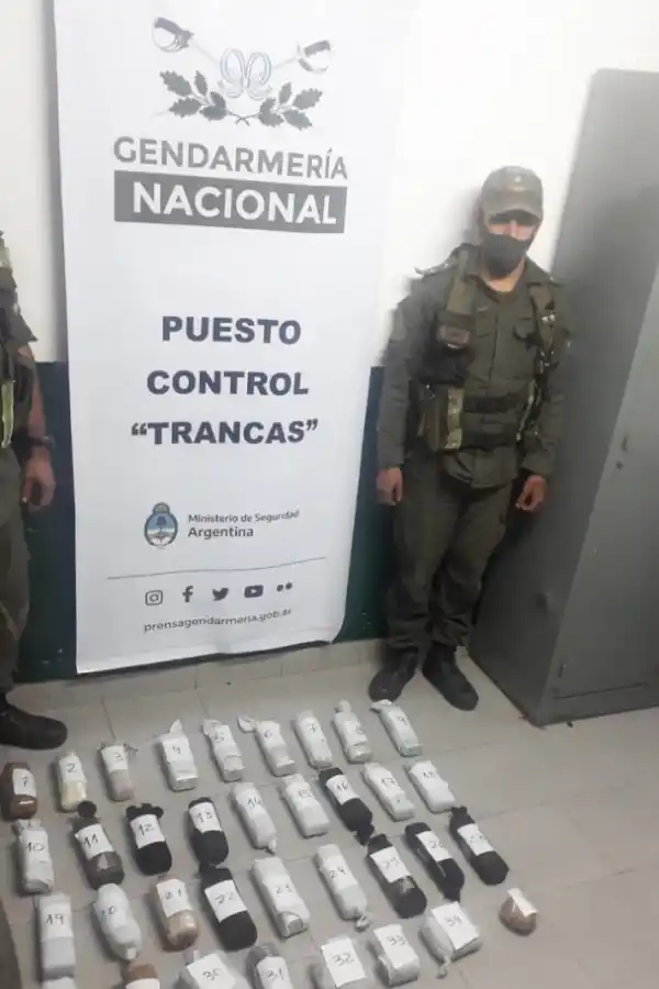 Hallan 35 paquetes de cocaína ocultos en el tanque de nafta de un auto, en Tucumán