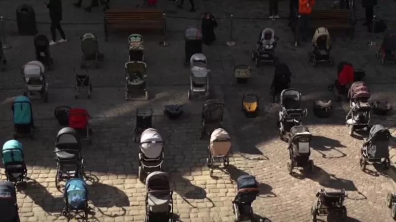 ESTREMECEDOR. El ayuntamiento de Lviv colocó 109 cochecitos en filas ordenadas, una por cada niño asesinado desde el comienzo de la guerra. FOTO TOMADA DE TELENUEVE