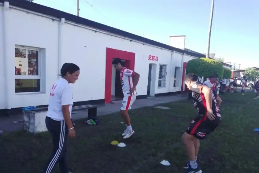 INDICACIONES. Gramajo sigue con atención la entrada en calor de los jugadores antes del amistoso contra Santa Lucía. El debut en el torneo local está muy cerca. 