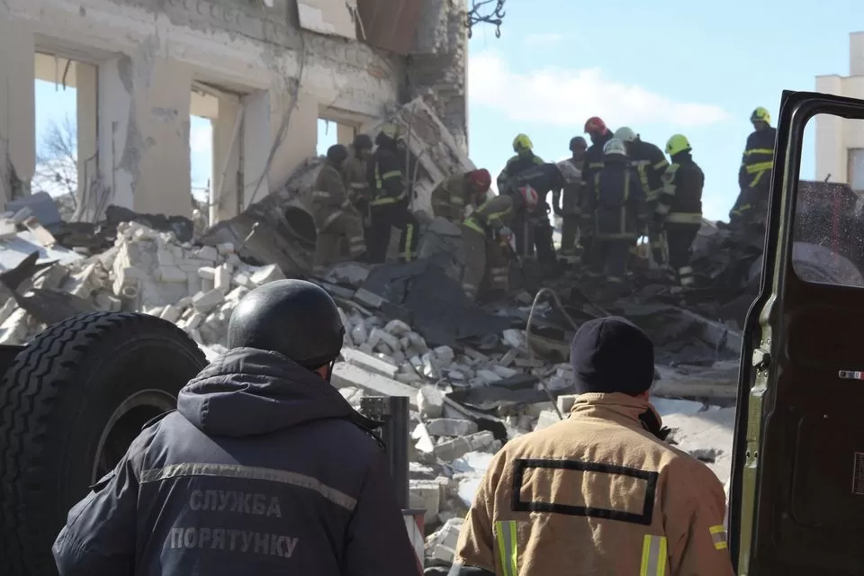 Los rescatistas trabajan en los restos de un edificio dañado por los bombardeos, mientras continúa la invasión rusa de Ucrania, en Kharkiv, Ucrania. (REUTERS)
