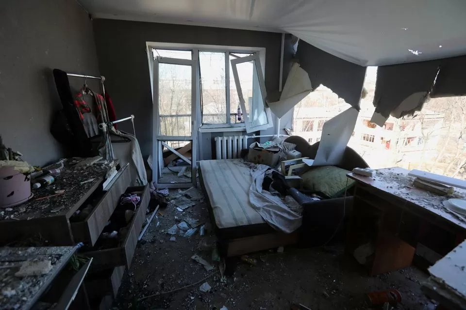 Una vista de una habitación en un edificio residencial dañado por los bombardeos, mientras continúa la invasión rusa de Ucrania, en Kiev, Ucrania. Foto de Reuters