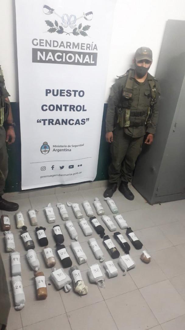 Hallan 35 paquetes de cocaína ocultos en el tanque de nafta de un auto, en Tucumán