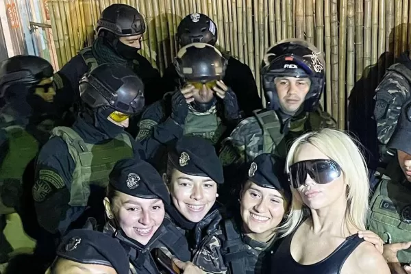 Miley Cyrus se fotografió con agentes de la Policía Bonaerense: hay polémica