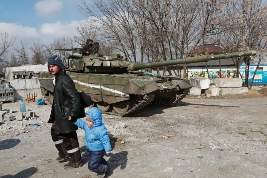 JOYAS DEL ARCHIVO. La foto refleja el momento en que Roldán Vázquez descubrió una placa en el frente del edificio donde funcionó la primera sede consular argentina en la ciudad de Lviv, desde 1913 a 1915.