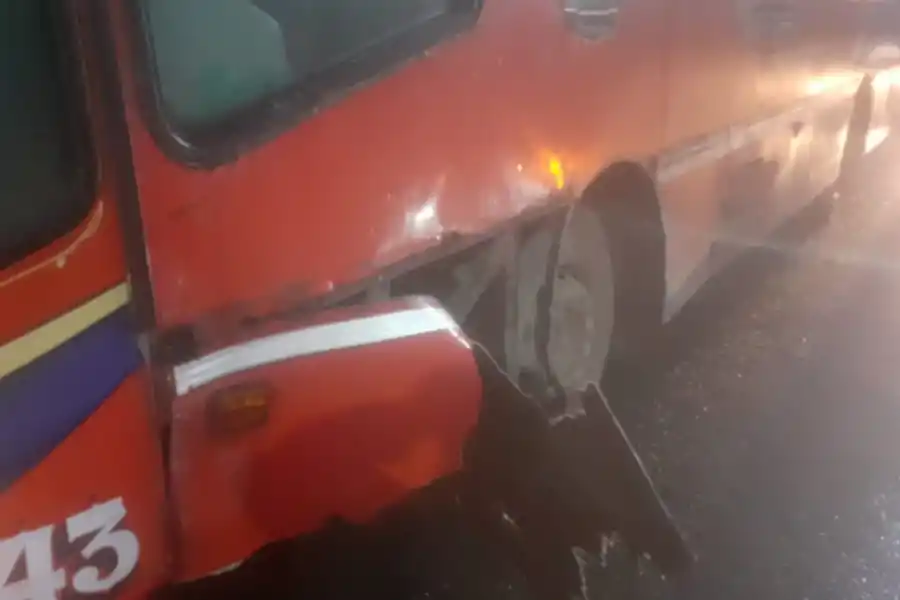 OTRO DE LOS INVOLUCRADOS. Un colectivo de la Línea 106 participó del choque en la Curva de los Vega.