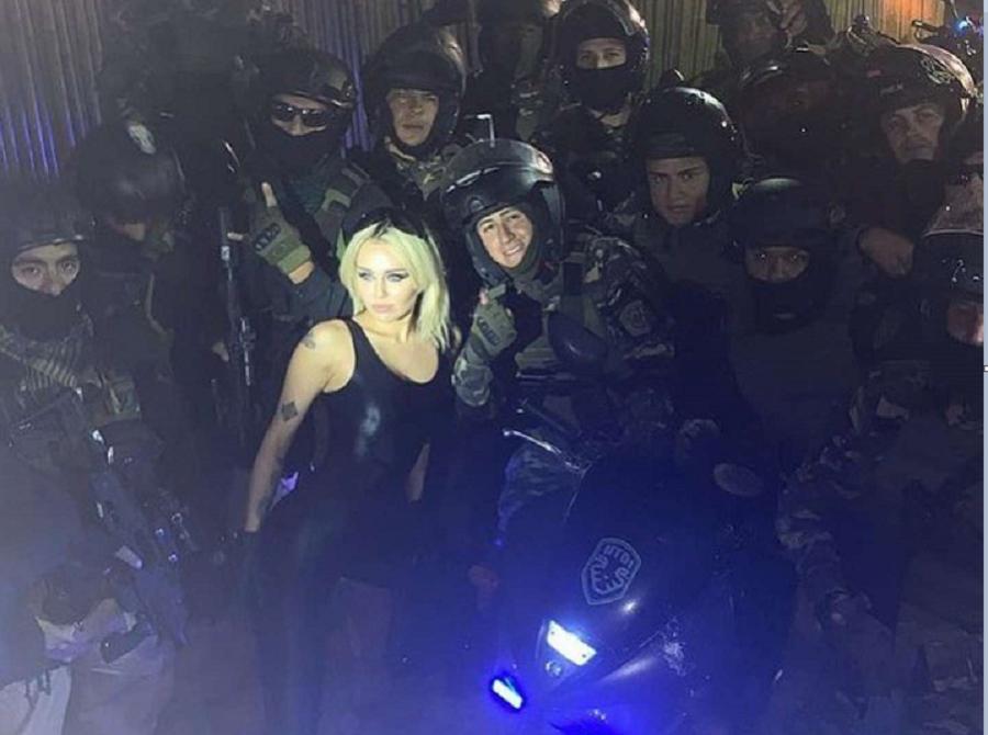Miley Cyrus, con la policía de Buenos Aires. 
