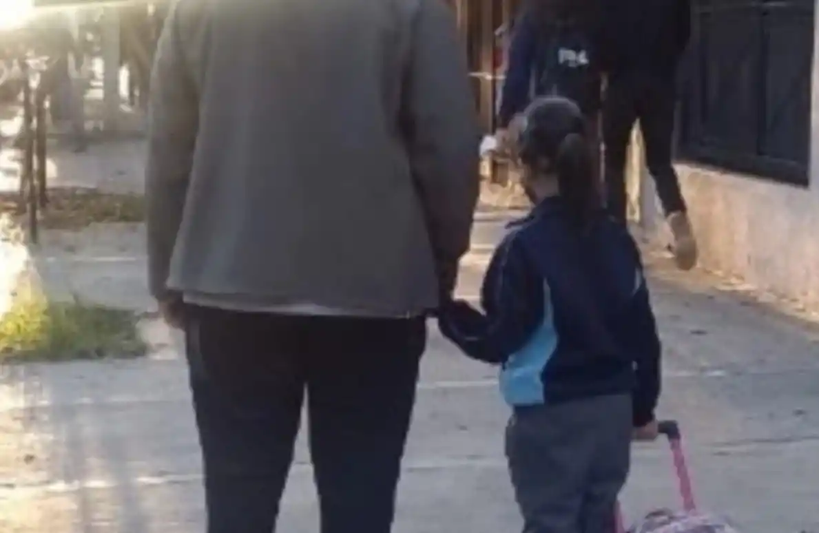 Milagros tenia que comer en una plaza