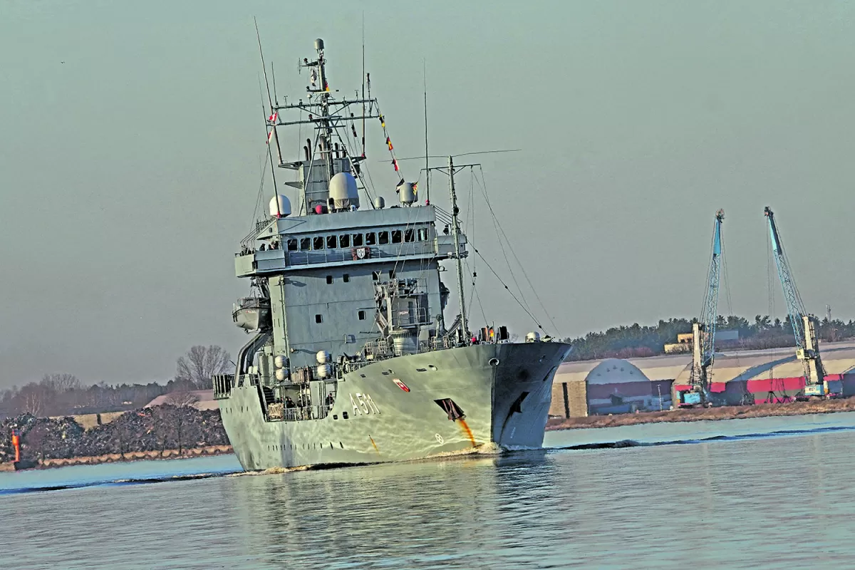 PELIGRO. El buque alemán Elbe inicia la limpieza de minas en el Báltico.