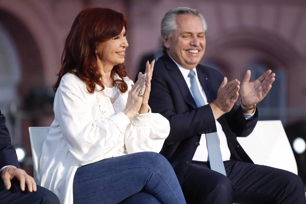 OTROS TIEMPOS. Cristina y Alberto, sonrientes, comparten el escenario en un acto oficial. Foto de Twitter @CFKArgentina