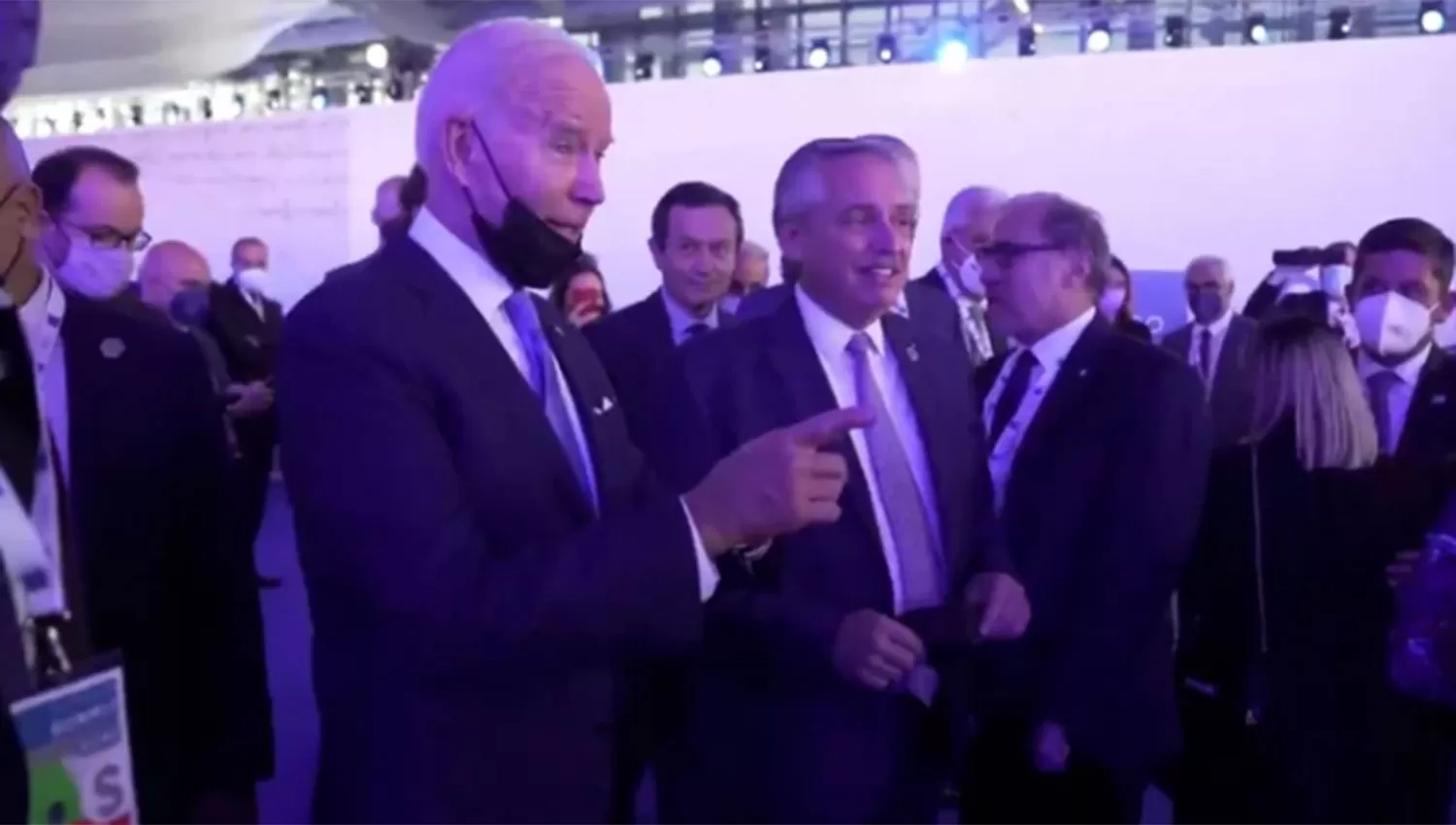 EN ROMA. Biden y Fernández tuvieron un breve encuentro durante el G-20.