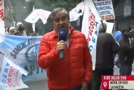 Con quema de cubiertas, el gremio municipal protestó frente a la intendencia de la capital