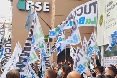 Suspenden el paro en un banco para que los jubilados puedan cobrar sus haberes