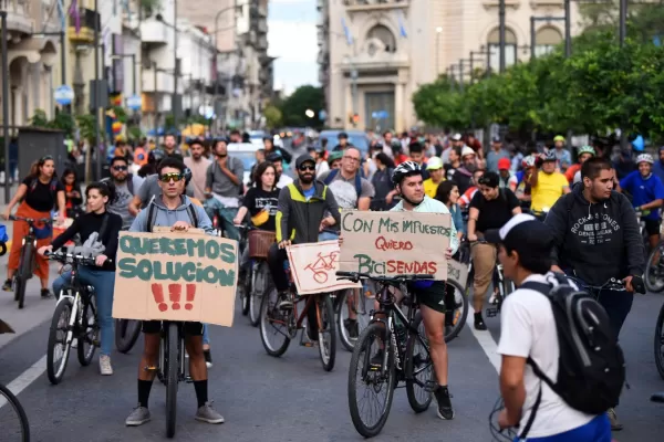 Ciclistas pidieron bicisendas durante la protesta en la plaza Independencia