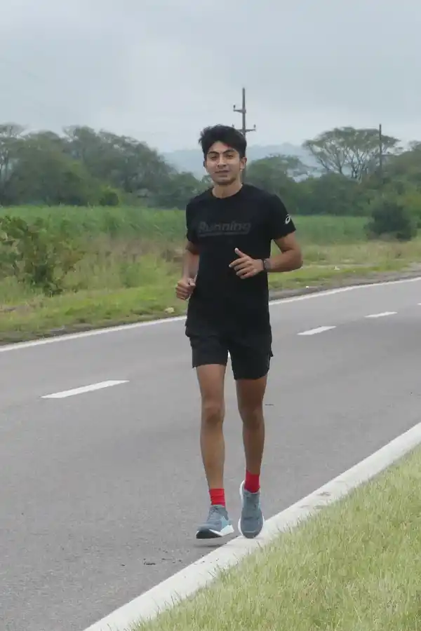 EN SENTIDO CONTRARIO AL TRÁNSITO. Los corredores evitan así el riesgo de ser atropellados por los vehículos.   