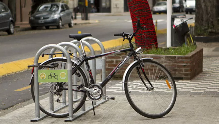 SERVICIO PÚBLICO. El bussismo propone que se instalen aparcaderos para bicis en el centro de San Miguel de Tucumán (imagen ilustrativa).