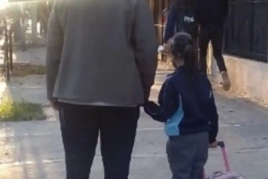 Milagros tenia que comer en una plaza