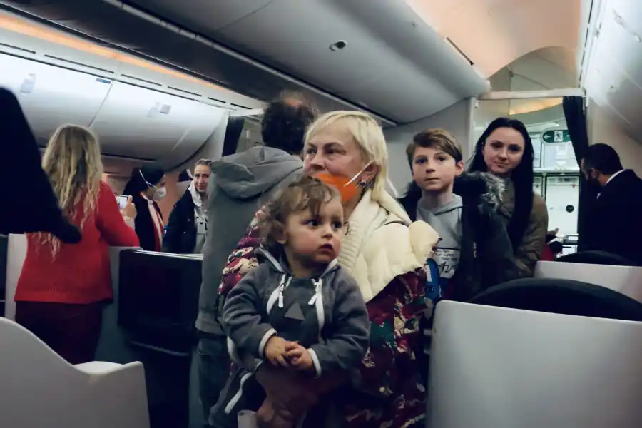 Piñeyro puso su avión para transportar a 215 adultos, 16 niños, ocho bebés, tres perros y tres gatos ucranianos de Polonia a España.