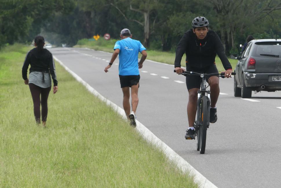 EN GRUPO (II). Los ciclistas aprovechan las exigencias de la ruta.