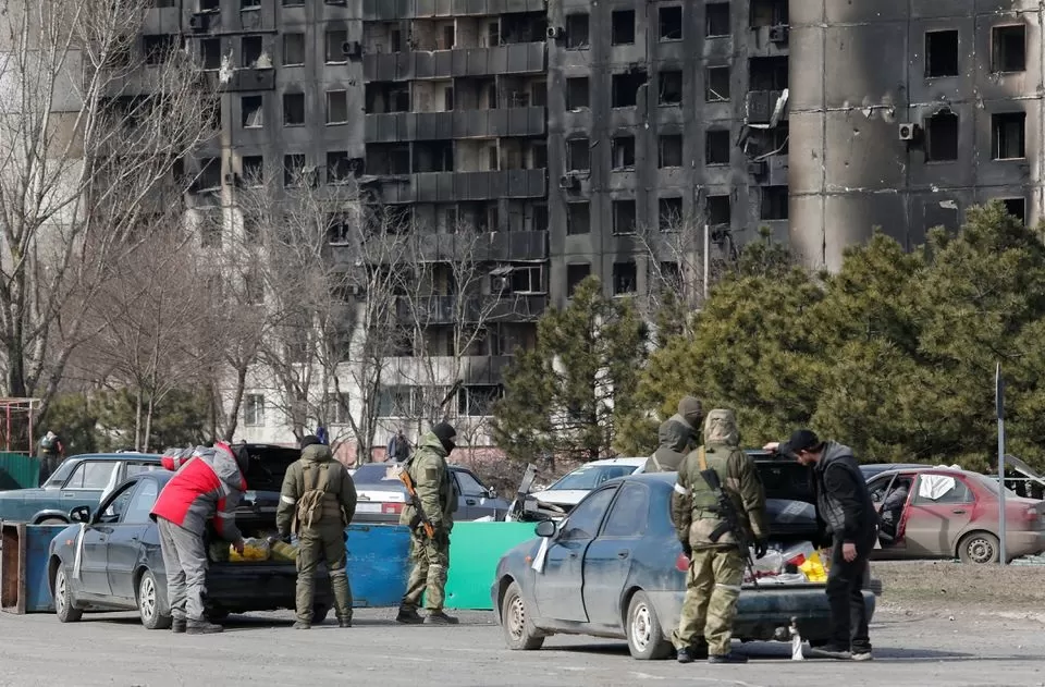 Miembros del servicio de las tropas prorrusas revisan los automóviles durante el conflicto entre Ucrania y Rusia en la ciudad portuaria sitiada del sur de Mariupol. Reuters
