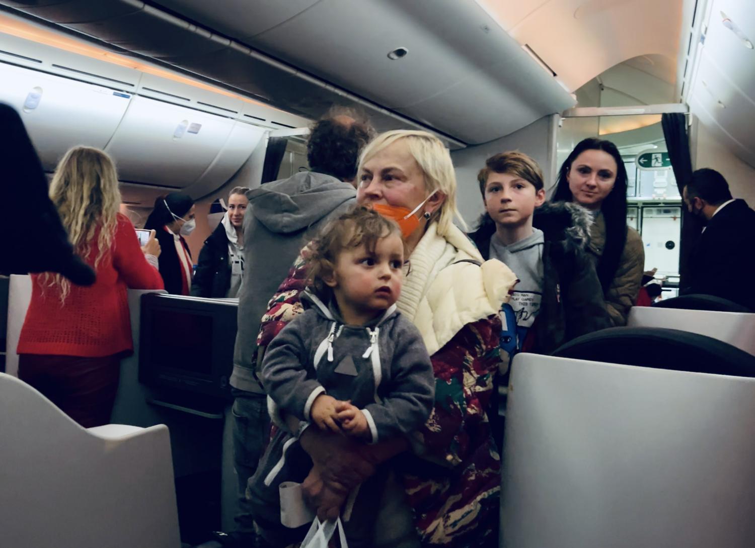 Piñeyro puso su avión para transportar a 215 adultos, 16 niños, ocho bebés, tres perros y tres gatos ucranianos de Polonia a España.
