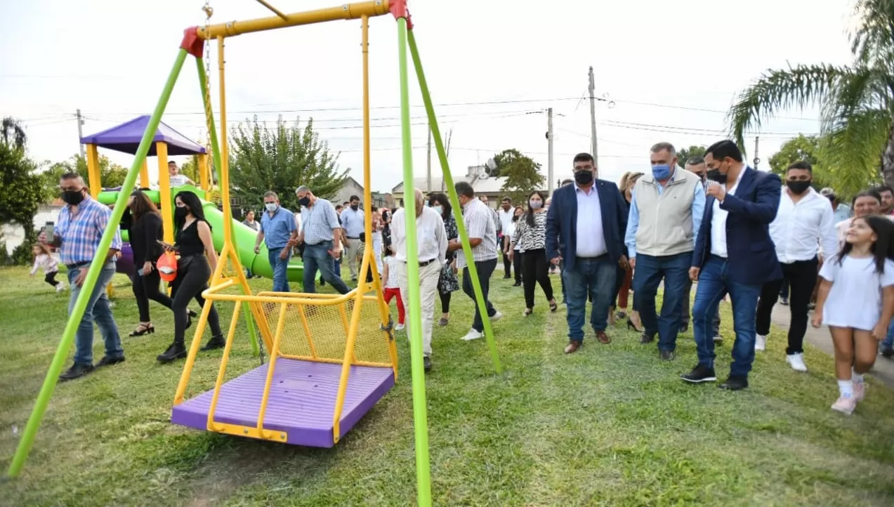 OBRAS. En Simoca, el vicegobernador, a cargo del Poder Ejecutivo, Osvaldo Jaldo inauguró pavimento, luminarias y juegos en una plaza.