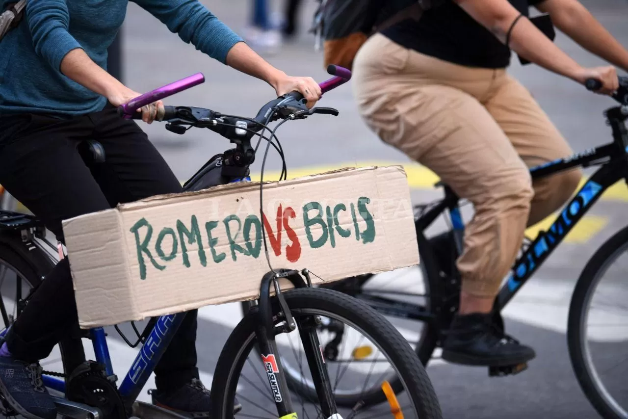 MARCHA. Un grupo de ciclistas se manifestó ayer en la plaza Independencia. 