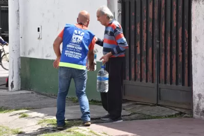La Municipalidad entregó más de 6.000 litros agua mineral a familias del barrio Avenida
