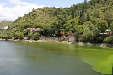 Córdoba: hallan la variante Ómicron del coronavirus en las aguas del lago San Roque