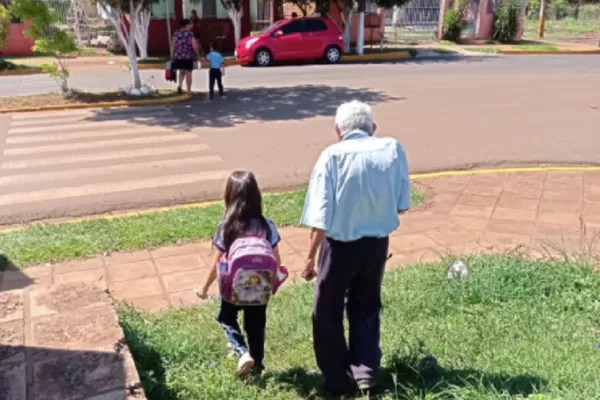 Sus 91 años no le impiden acompañar a su bisnieta al colegio