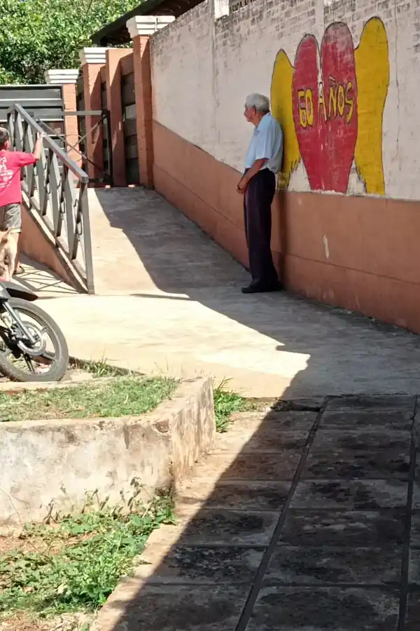 Sus 91 años no le impiden acompañar a su bisnieta al colegio