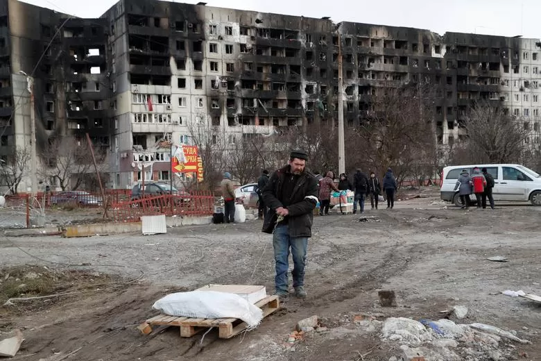 DEVASTADA. La ciudad portuaria de Mariupol se encuentra sitiada por las tropas rusas. Foto de Reuters