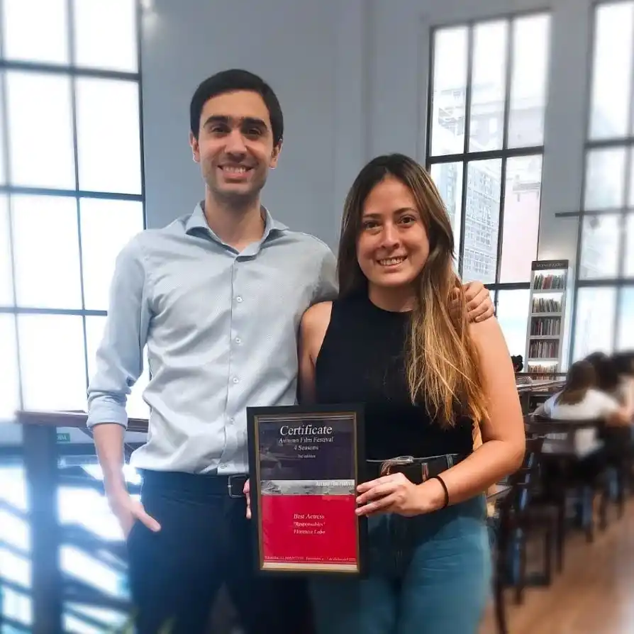 DIRECTOR Y ACTRIZ. Mirra Giolitto y Lobo, con el premio obtenido, 