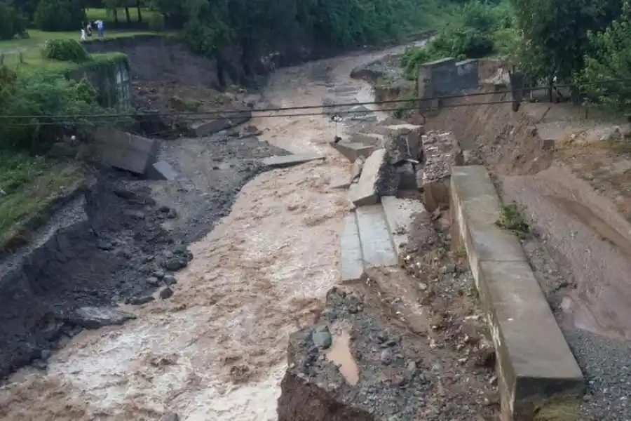 IMAGEN QUE PARALIZA. La madrugada del 7 de marzo de 2015, en Tucumán cayó un diluvio de esos que los climatólogos ponen en un estante. Venía lloviendo de modo incesante durante semanas. El diluvio fue la gota que colmó el vaso: en el río Muerto, en Yerba Buena, el agua arrastró los muros que habían sido construidos una década atrás. ARCHIVO LA GACETA