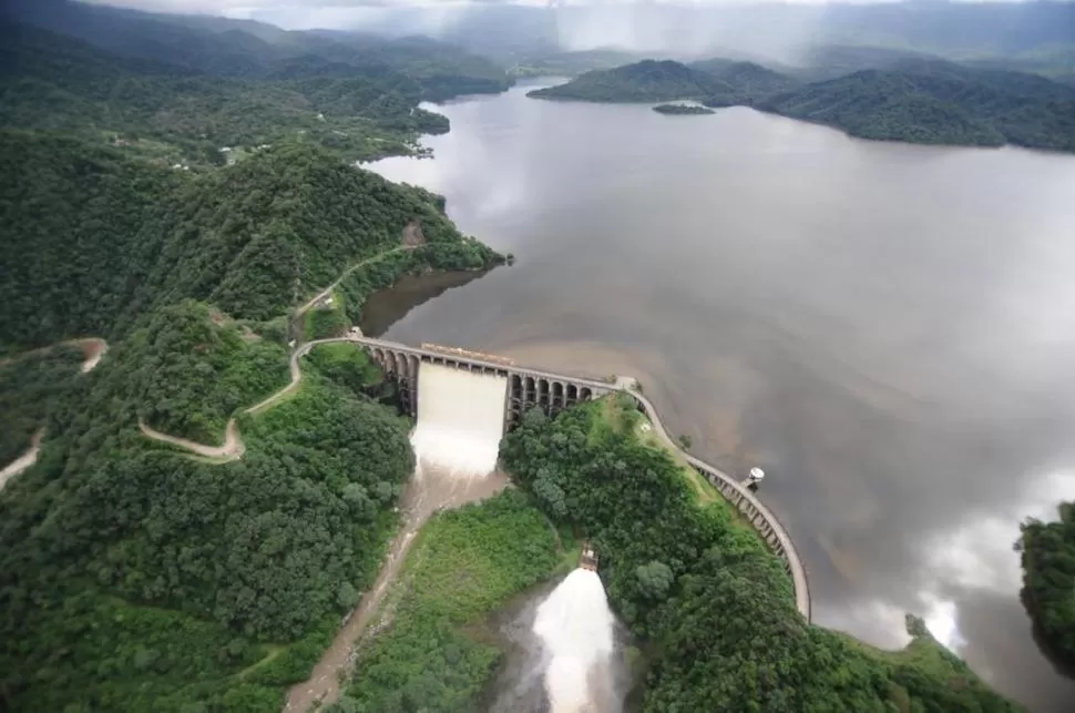 UN GIGANTE DESPIERTO. En marzo de 2015, abrieron las compuertas del dique Escaba, ubicado sobre el río Marapa, al sur de la provincia. LA GACETA/OSVALDO RIPOLL