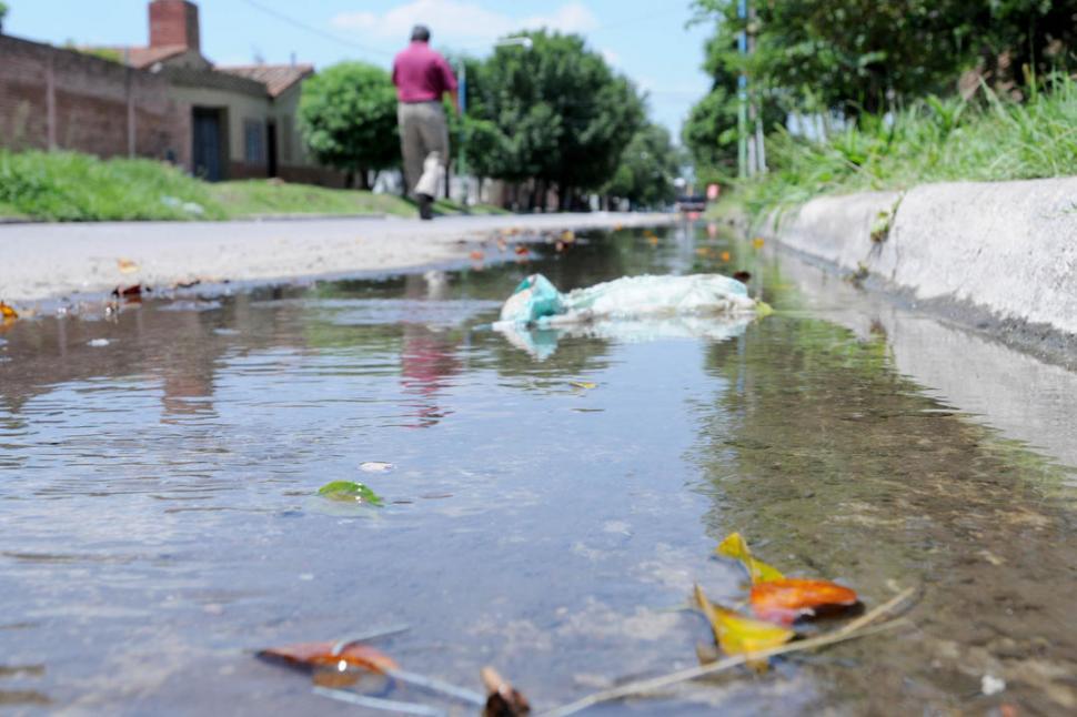PÉRDIDAS DE AGUA. Los problemas de infraestructura y la falta de inversiones amenazan la provisión de agua potable en el futuro. LA GACETA/ANALIA JARAMILLO