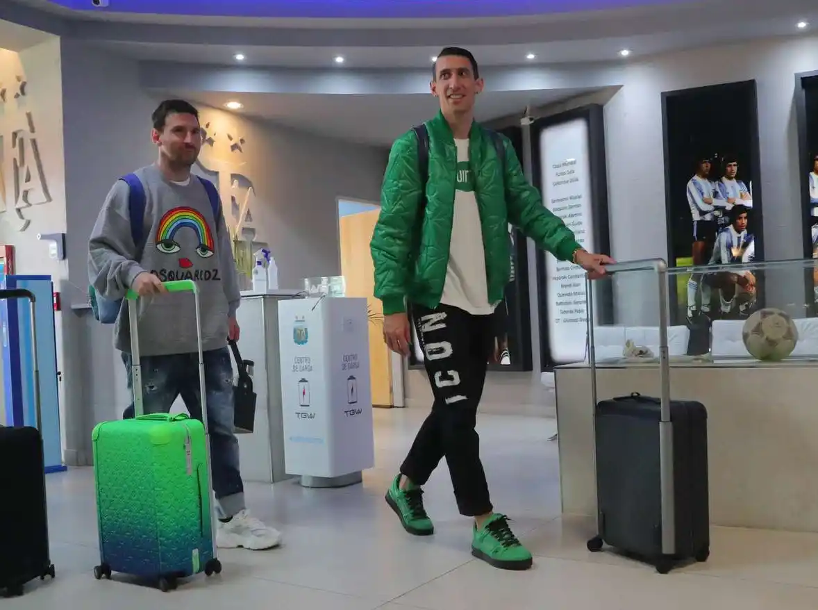 Messi con Di María durante su llegada al país 