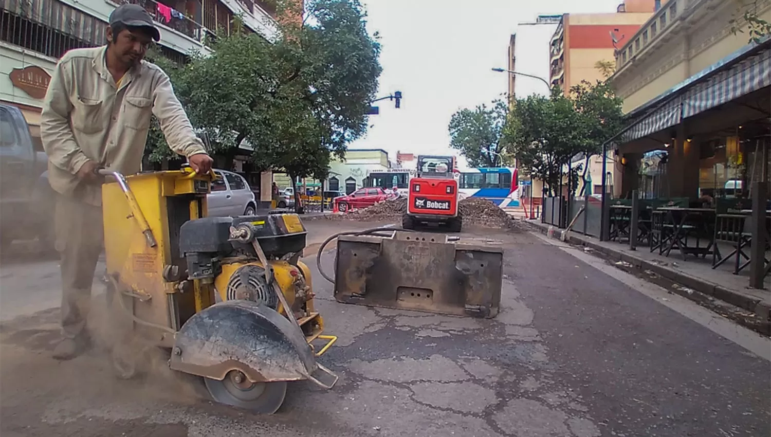 ALTERNATIVAS. Los trabajos en la calle Junín al 600 obligar a los conductores a buscar otras vías para evitar embotellamientos.