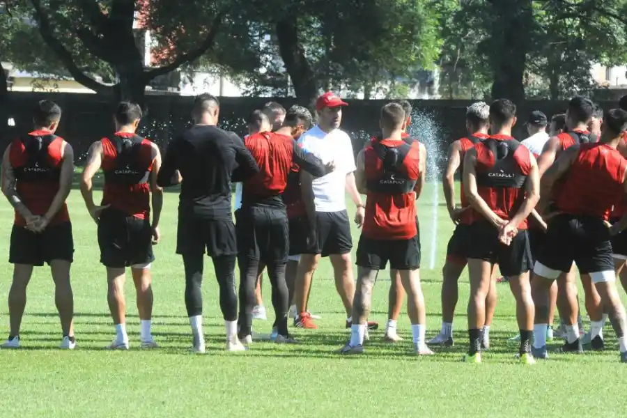 LOS QUIERE CONCENTRADOS. De Muner pretende que sus pupilos sigan enfocados en el objetivo. LA GACETA / FOTO DE ANTONIO FERRONI