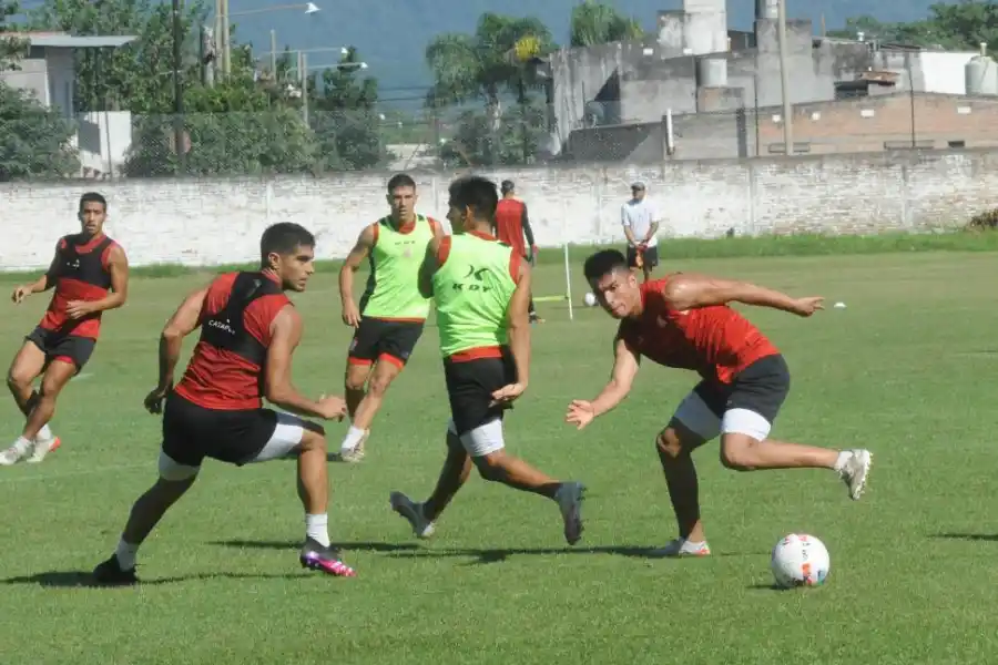 ÚLTIMOS DETALLES. Antes de viajar a Buenos Aires, el plantel se entrenó en el ”Natalio Mirkin”. LA GACETA / FOTO DE ANTONIO FERRONI