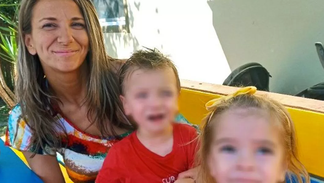 TRAGEDIA. Hallan muertos a una mujer y a sus dos hijos gemelos dentro de un auto en Florida, Estados Unidos.