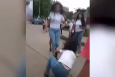 Video: una compañera del colegio le pateó la cara y terminó desmayada