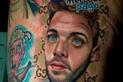 Admiración sin límites: un joven se tatuó la cara de Santi Maratea
