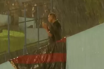 Bajo una torrencial lluvia, fue el único hincha que alentó a su equipo en la cancha