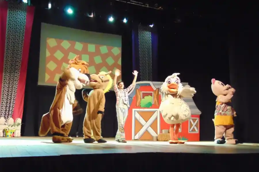 EN EL CAMPO. El granjero y algunos de sus animales, en escena.   