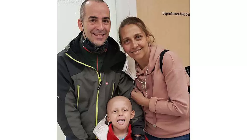 ALEGRÍA. Le extirparon el tumor al pequeño Santi Vergara, que se recupera en España.